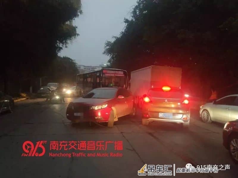 四川南充一吊车挂倒电线杆砸中私家车,背后的原因不太简单!