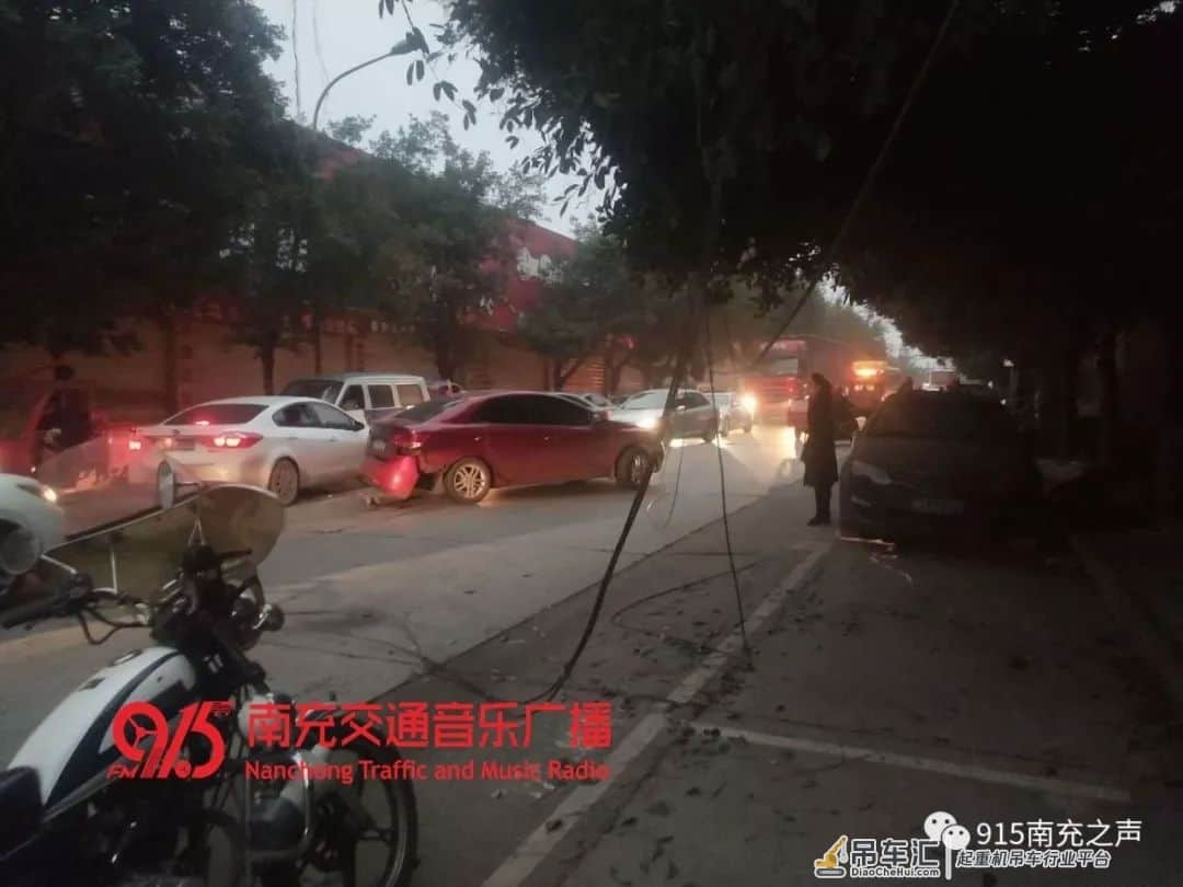 四川南充一吊车挂倒电线杆砸中私家车,背后的原因不太简单!