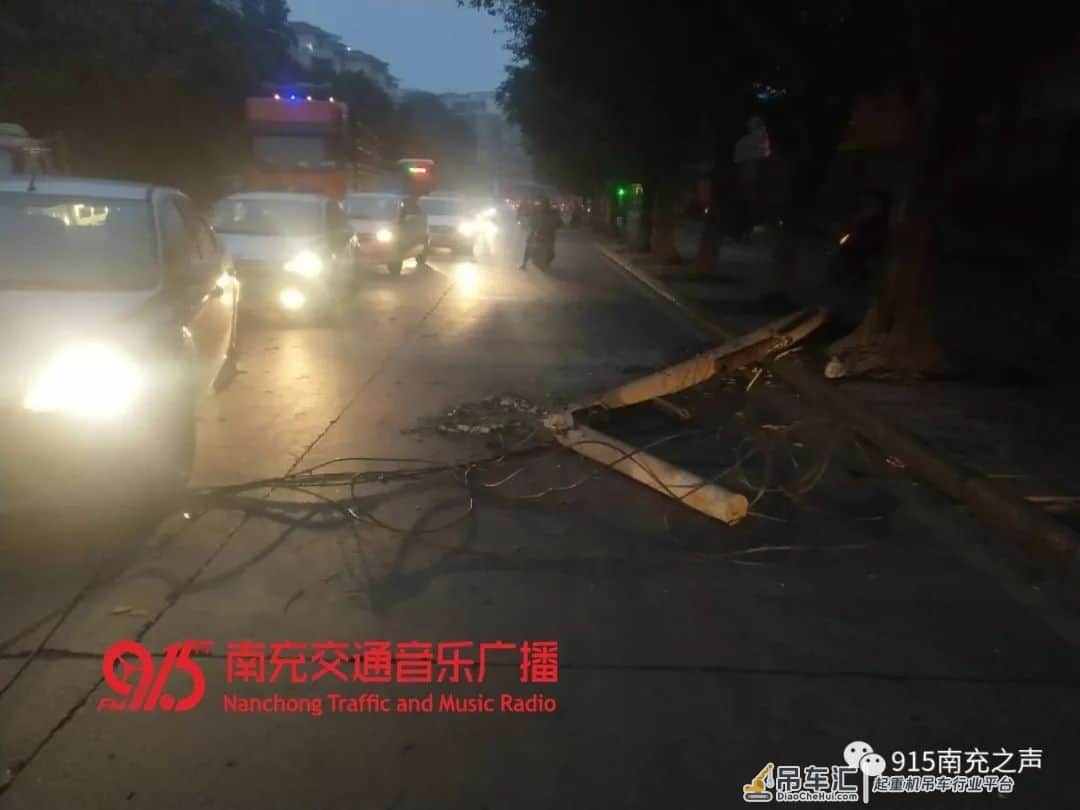 四川南充一吊车挂倒电线杆砸中私家车,背后的原因不太简单!