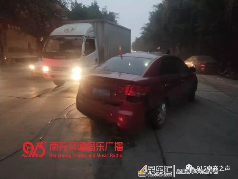 四川南充一吊车挂倒电线杆砸中私家车,背后的原因不太简单!
