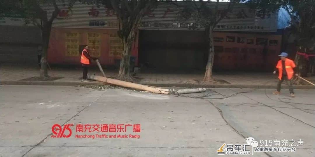 四川南充一吊车挂倒电线杆砸中私家车,背后的原因不太简单!
