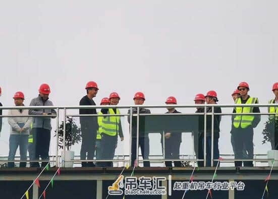 连通两江协同创新区的“生命线”有了新进展两江新区寨子路三期大桥引桥钢梁首吊成功
