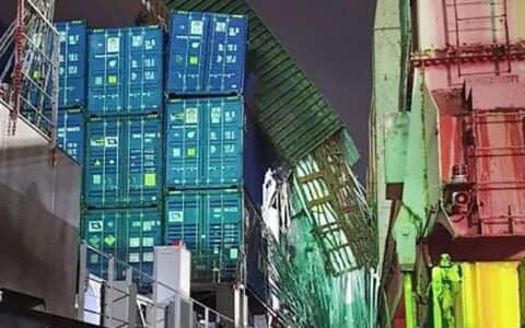 突发丨港口7台龙门吊被吹倒，集装箱坠落相撞，船期面临延误