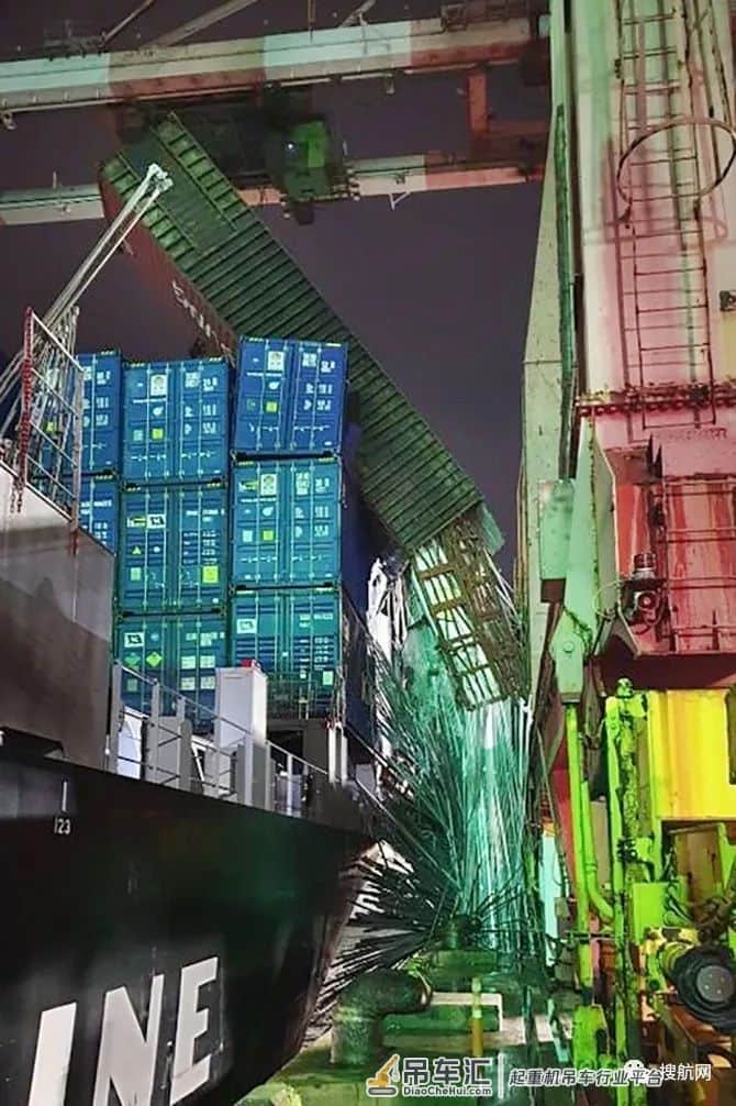 突发丨港口7台龙门吊被吹倒，集装箱坠落相撞，船期面临延误