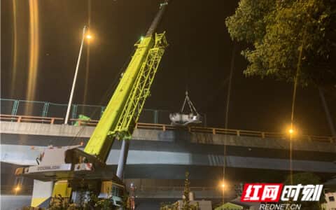 无锡一高架桥发生侧翻事故 中联重科十余台起重机紧急救援