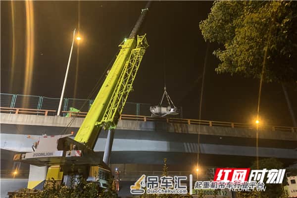 无锡一高架桥发生侧翻事故 中联重科十余台起重机紧急救援