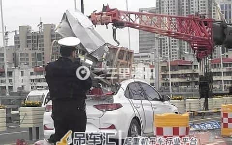 突发！联盟大桥发生事故，轿车与施工吊车相撞，有人受伤