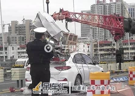 突发！联盟大桥发生事故，轿车与施工吊车相撞，有人受伤