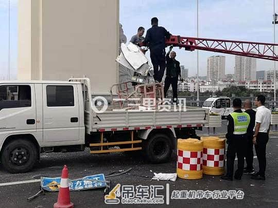 突发!联盟大桥发生事故,轿车与施工吊车相撞,有人受伤