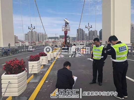 突发!联盟大桥发生事故,轿车与施工吊车相撞,有人受伤