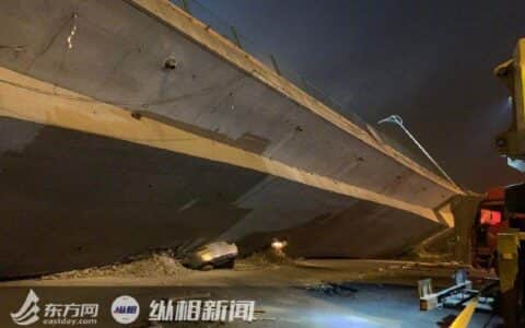 无锡垮桥被压车辆正拖出 起吊桥体需8辆500吨吊车