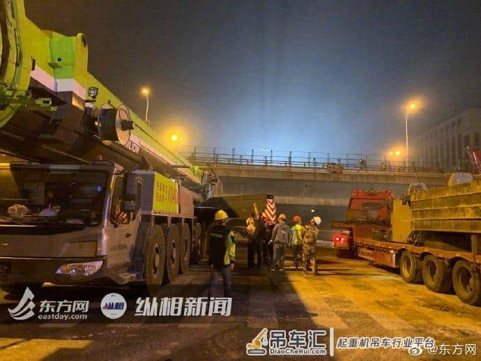 无锡垮桥被压车辆正拖出 起吊桥体需8辆500吨吊车