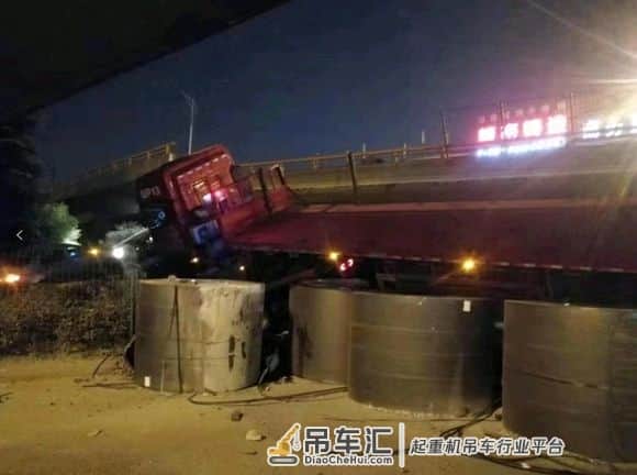 无锡高架桥坍塌致3死2伤,吊装人出动开展生死救援