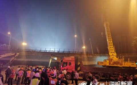 无锡高架桥垮塌现场：多辆汽车吊车集结，准备对侧翻桥体进行切割起吊