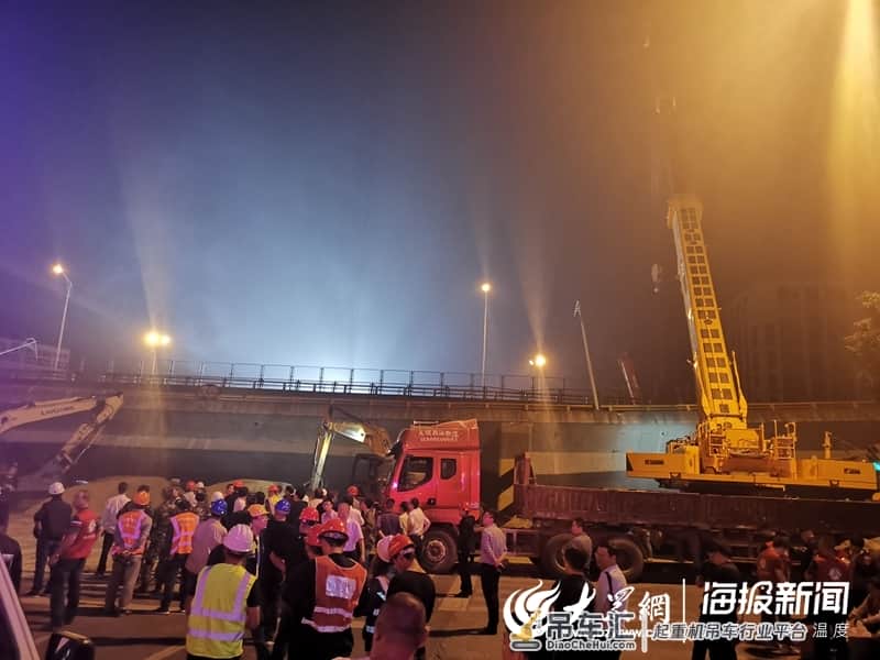 无锡高架桥垮塌现场：多辆汽车吊车集结，准备对侧翻桥体进行切割起吊