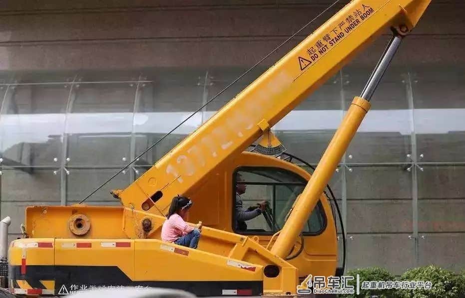 假如马云当年选择开吊车,他今天可能是这样的…