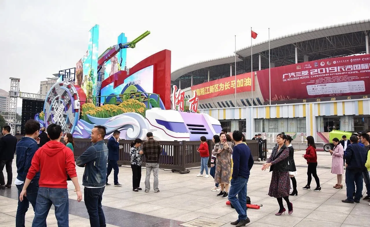 湖南彩车返湘成热门打卡点 幕后团队揭秘“潇湘今朝”如何智造