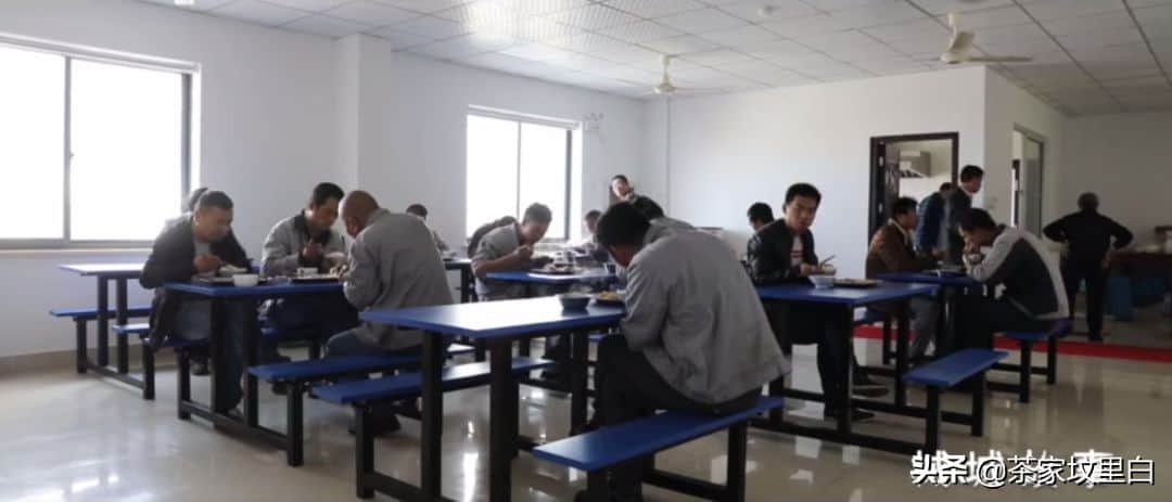 花几百万给吊车建车库,这个宁波老板有点大气