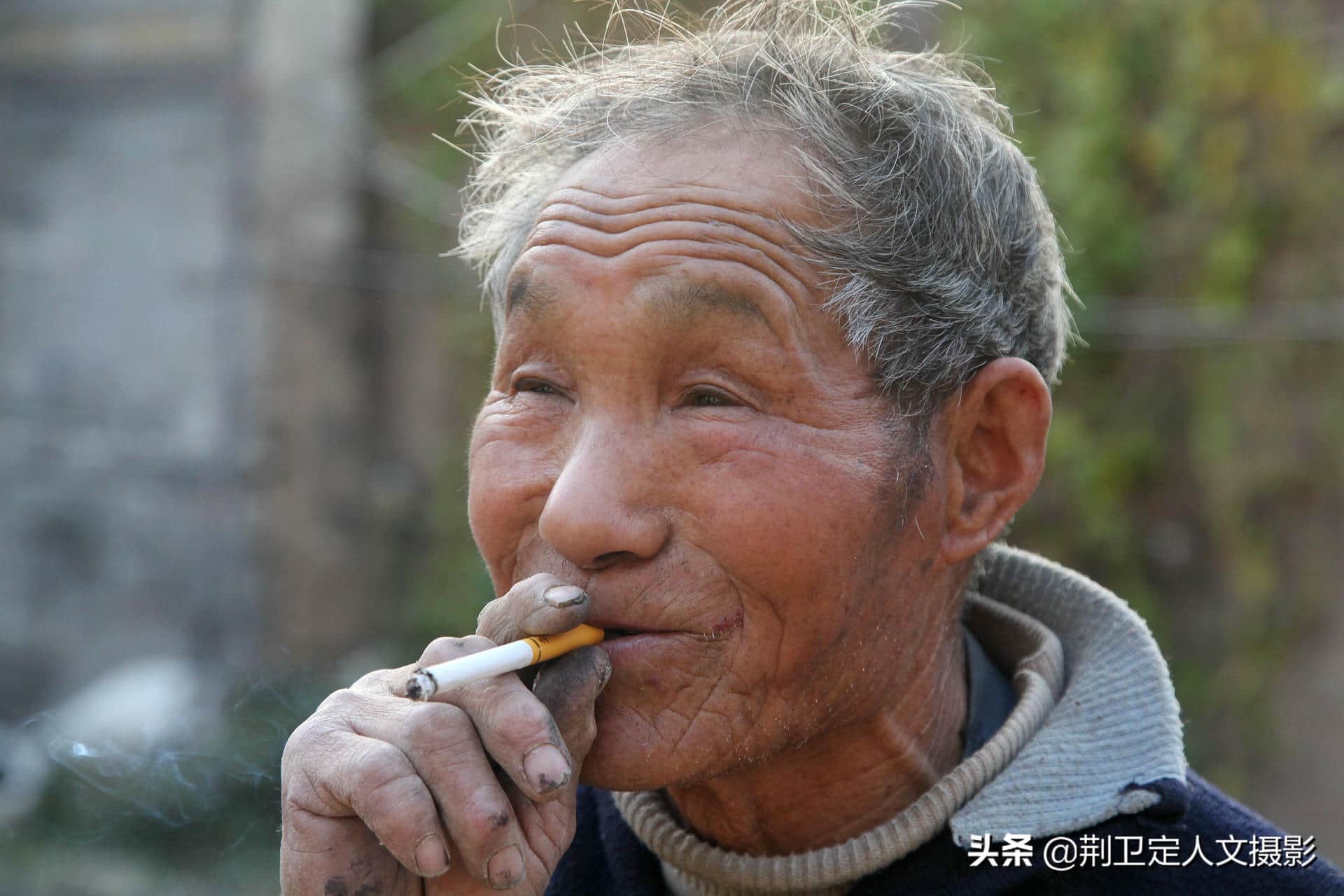 79岁农村老人自制“木吊车”,独自翻修房子不请人,看看啥样