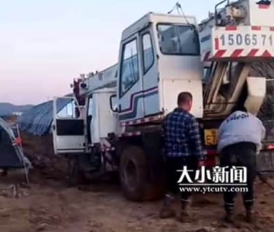 烟台：大吊车深陷泥潭进退两难? ?越野车“不自量力”施救拽断绳