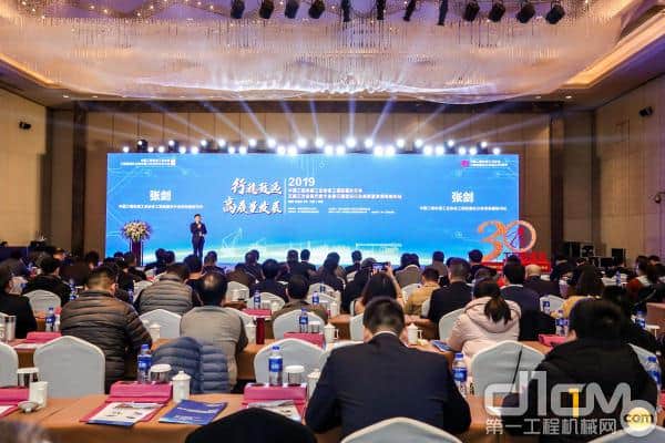 6巨头首次同台 与业界同仁共话工程起重机行业高质量发展