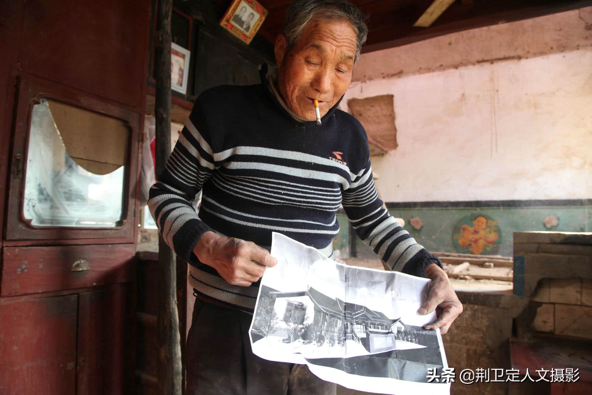 79岁农村老人自制“木吊车”,独自翻修房子不请人,看看啥样