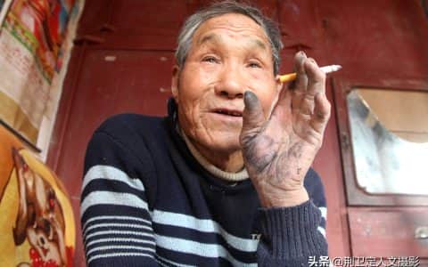 79岁农村老人自制“木吊车”，独自翻修房子不请人，看看啥样