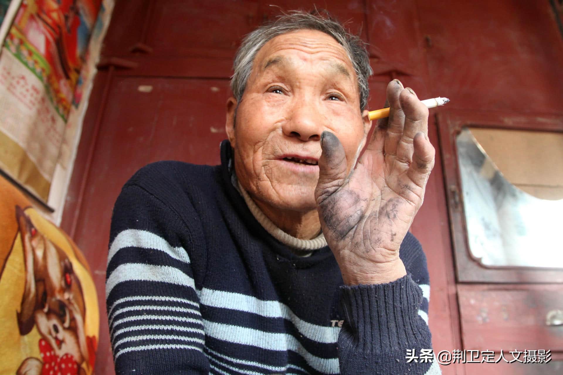 79岁农村老人自制“木吊车”,独自翻修房子不请人,看看啥样