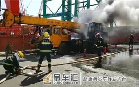 吊车起火眼看烧到油箱 消防及时施援将火扑灭