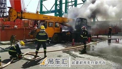 吊车起火眼看烧到油箱 消防及时施援将火扑灭