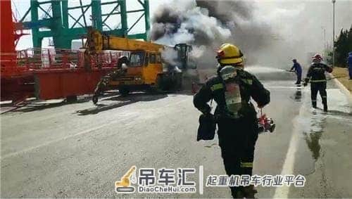 吊车起火眼看烧到油箱 消防及时施援将火扑灭