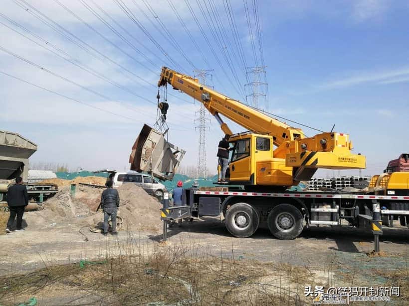 开封供电公司：吊车施工寻帮助 现场看护保安全