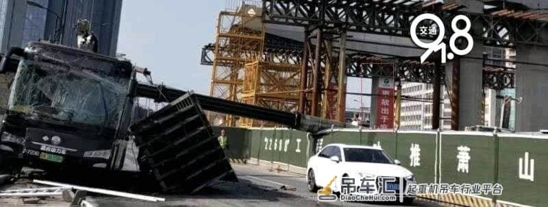 突发！刚刚，一吊车侧翻，砸到公交车