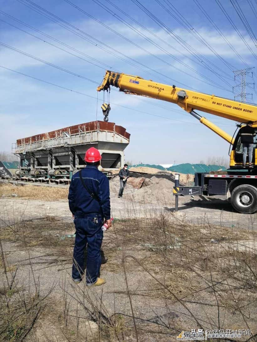 开封供电公司:吊车施工寻帮助 现场看护保安全