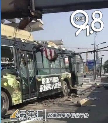 突发!刚刚,一吊车侧翻,砸到公交车