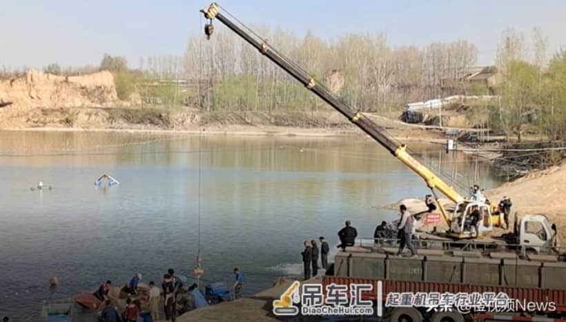 水库产鱼量惊人动用吊车,15工人一天捕鱼十万斤