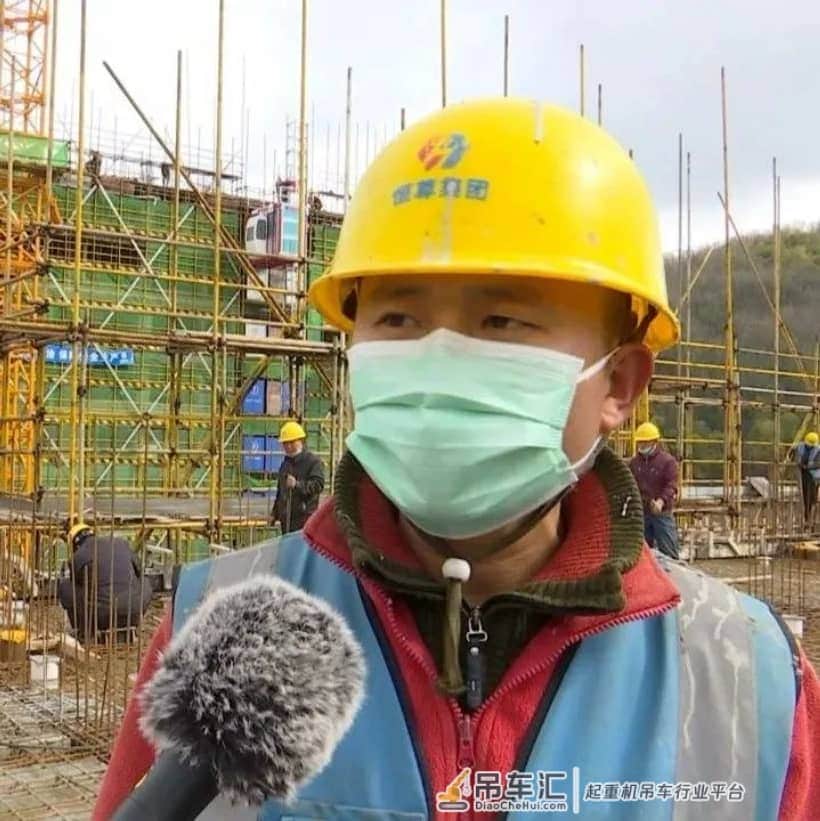 呀，塔吊那里有个…!