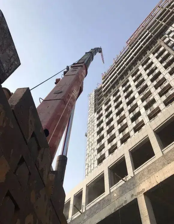 100米高空拆塔吊，两节加长臂也忍不住心慌...