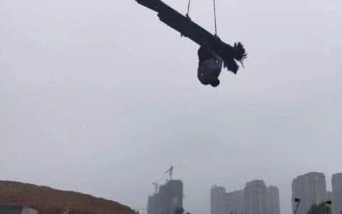 震惊｜一钢筋工被塔吊吊起几十米高才被发现！