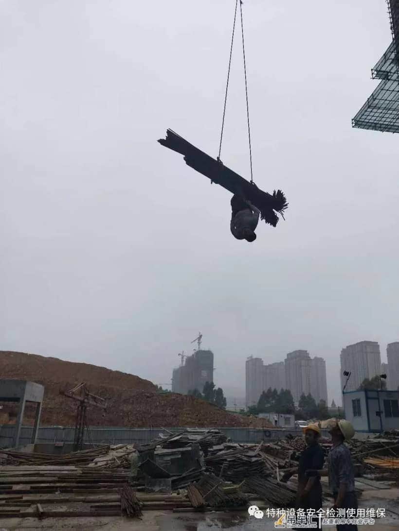 震惊｜一钢筋工被塔吊吊起几十米高才被发现！