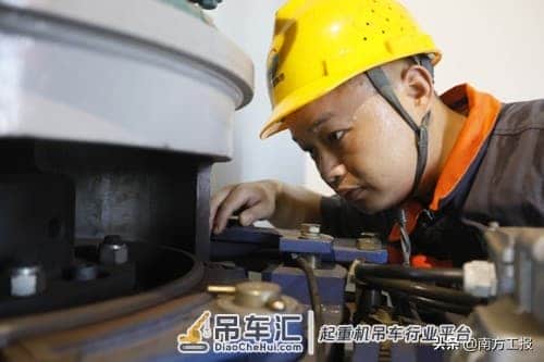 广州港这个起重机司机不简单,老师傅喊他“磨人精”