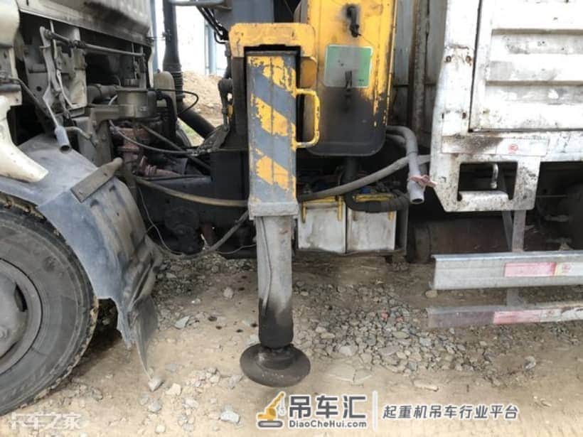 4吨级起重装置+徐工吊机,7年的东风多利卡随车吊干起活来不含糊