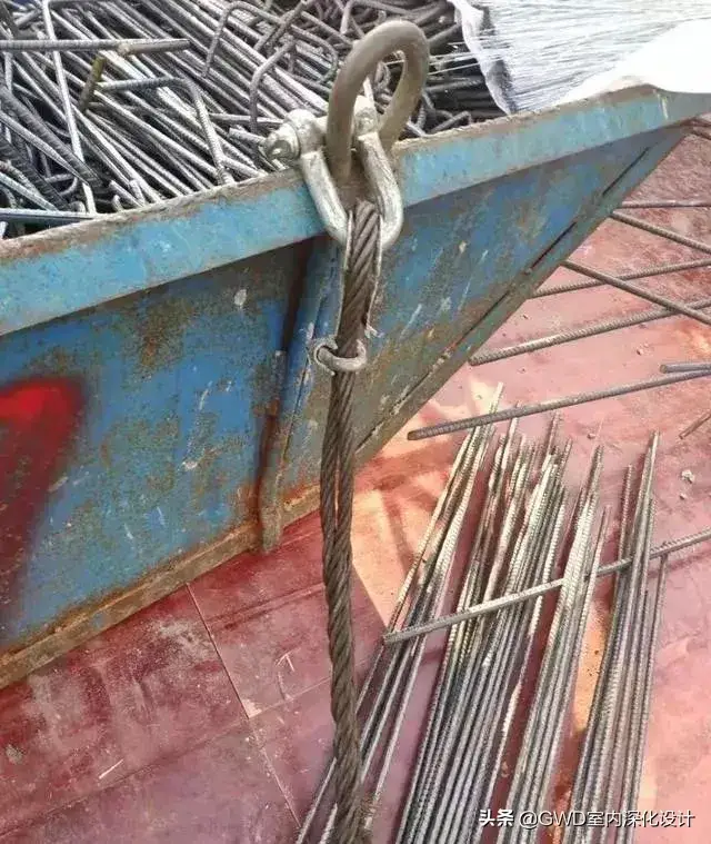「工程篇」施工员被塔吊料斗砸中死亡!又是U型卡!一直被忽视