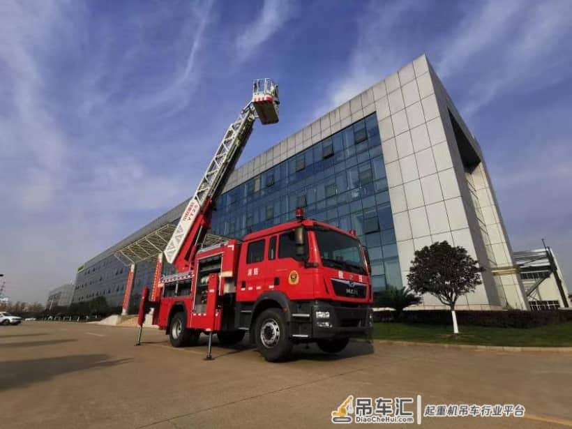 城市消防救援硬核战车！中联重科下线国内首款城市主战云梯消防车