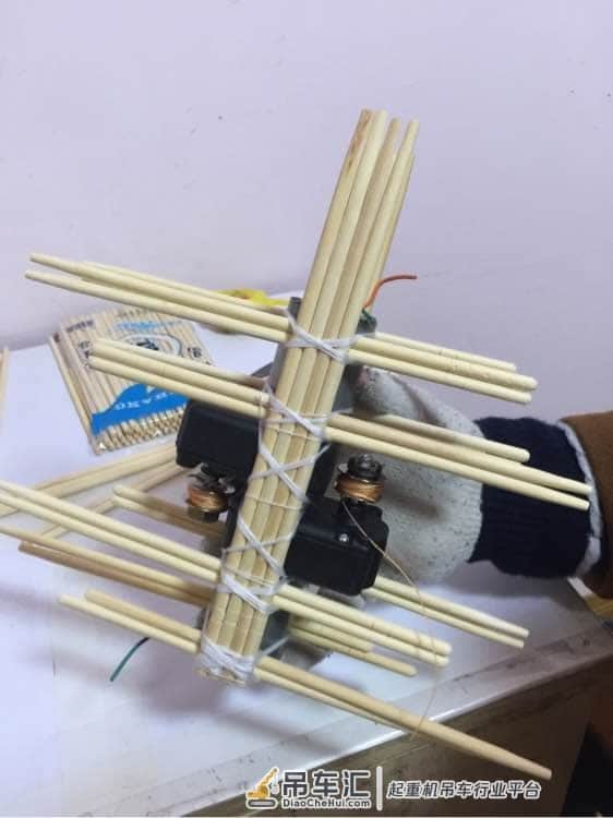 用筷子自制吊车,别说!性能很不错