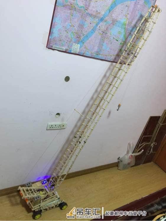 用筷子自制吊车,别说!性能很不错
