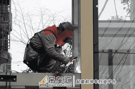 南通这个老小区加装电梯今天吊装!预计春节前竣工