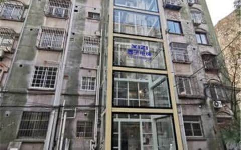 市区首个获批老小区加装电梯进行整体吊装，预计春节前竣工