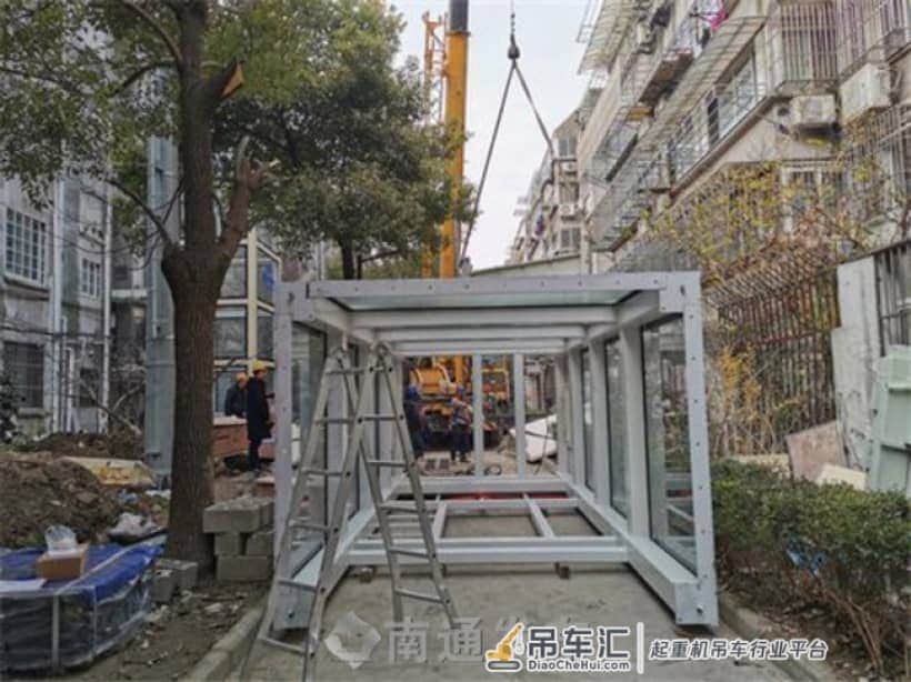 市区首个获批老小区加装电梯进行整体吊装,预计春节前竣工