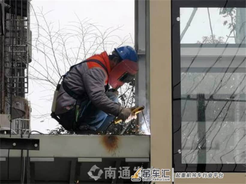 市区首个获批老小区加装电梯进行整体吊装,预计春节前竣工